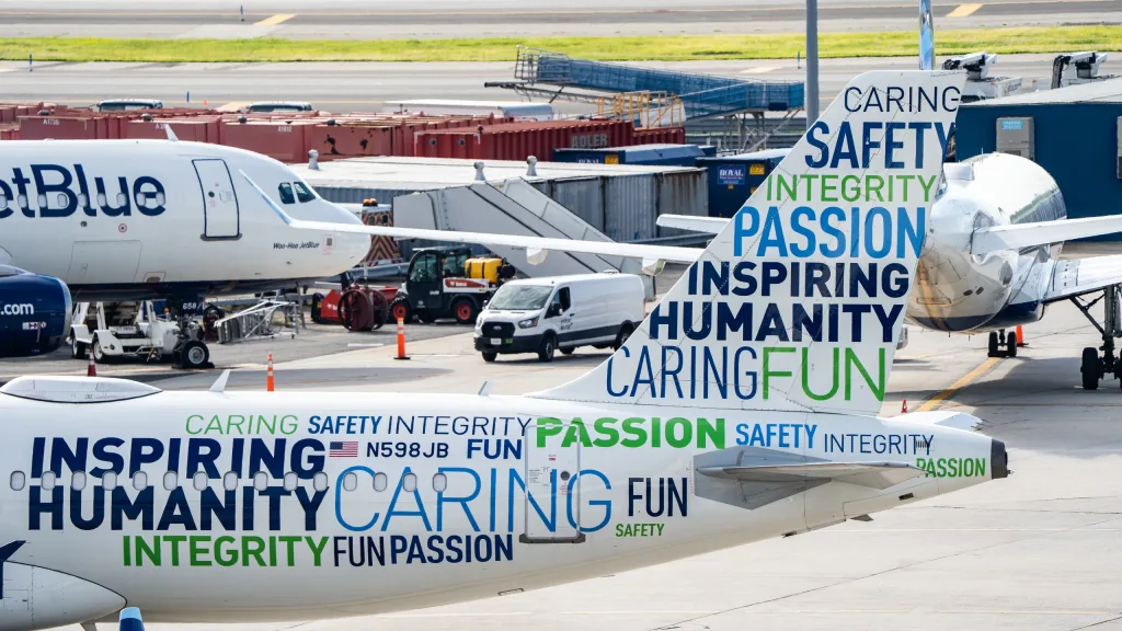 N598JB · Airbus A320 at John F. Kennedy International Airport (photo 2 of 2)