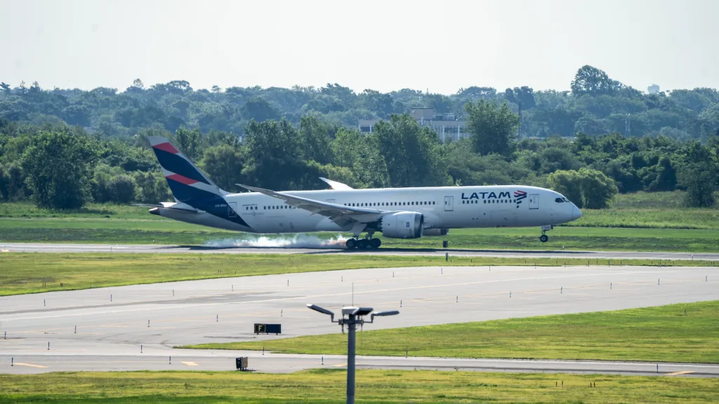 CC-BGJ · Boeing 787-9 at John F. Kennedy International Airport (photo 1 of 2)