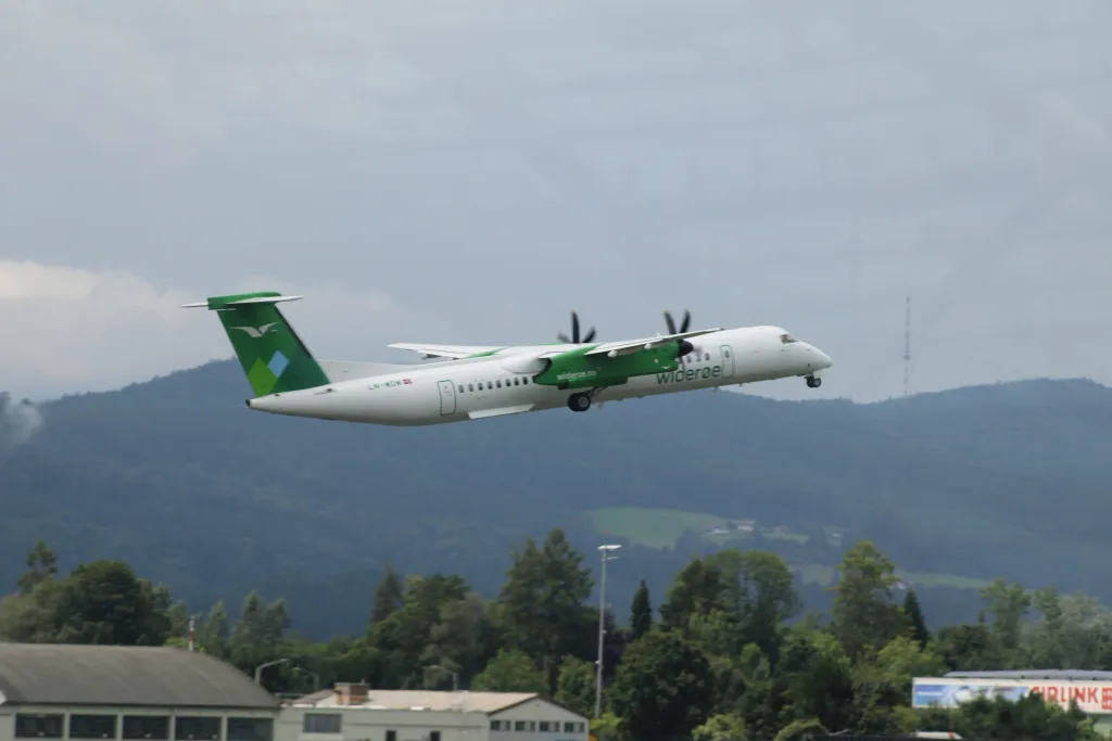 LN-WDM · De Havilland Canada Dash 8-400 at Salzburg Airport