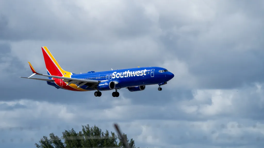 N8687A · Boeing 737-800 at Fort Lauderdale Hollywood International Airport (photo 1 of 3)