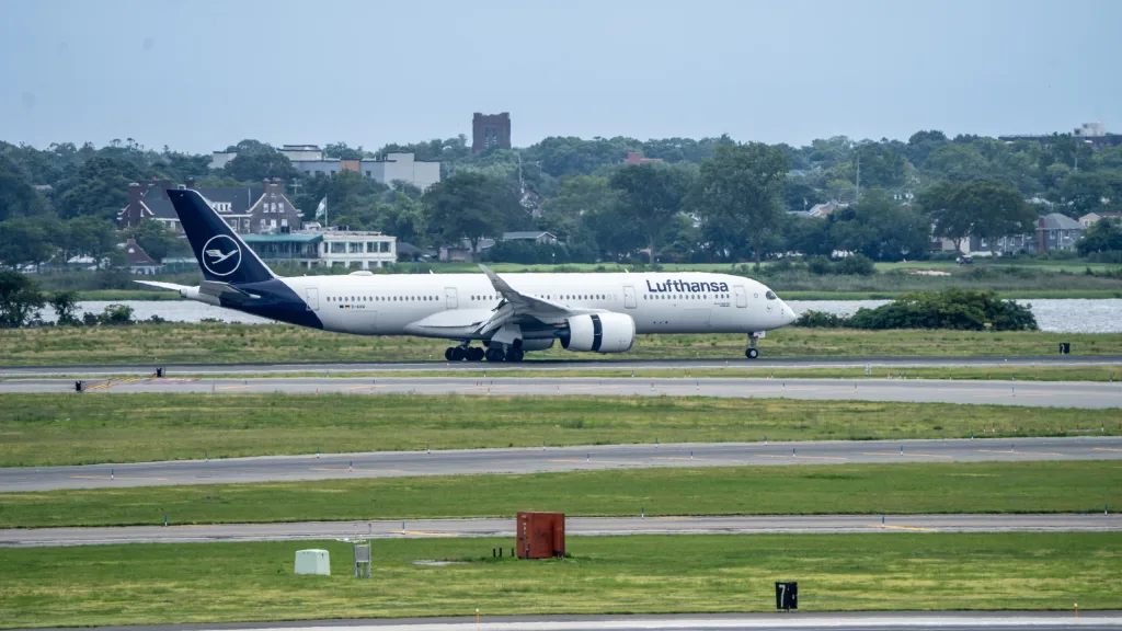 D-AIXW · Airbus A350-900 at John F. Kennedy International Airport