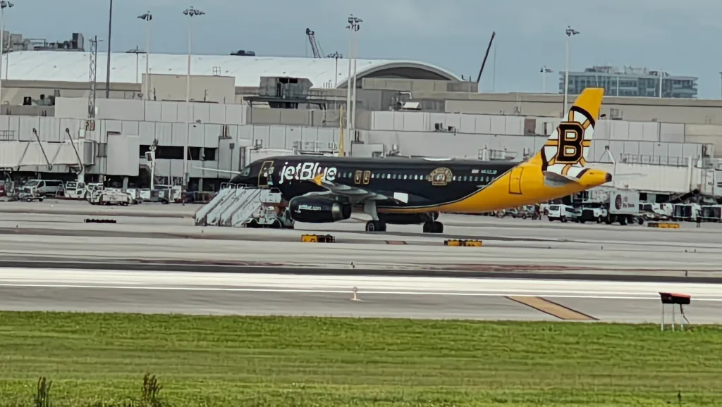 N632JB · Airbus at Fort Lauderdale Hollywood International Airport (photo 1 of 3)