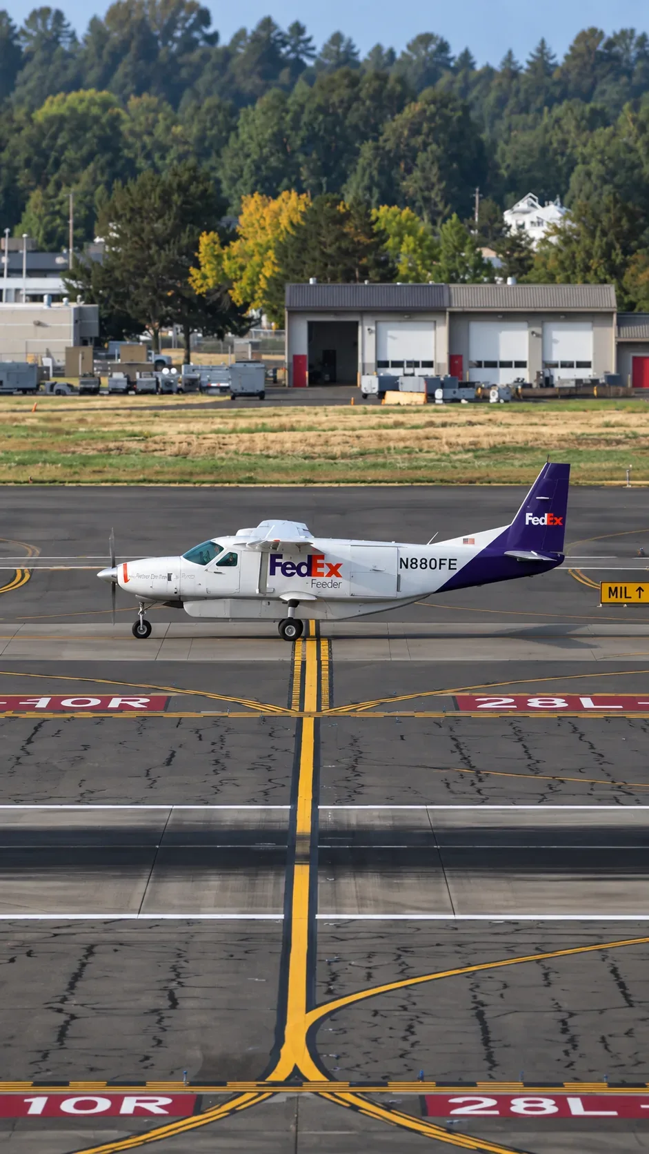 N880FE · Cessna 208 Caravan at Portland International Airport