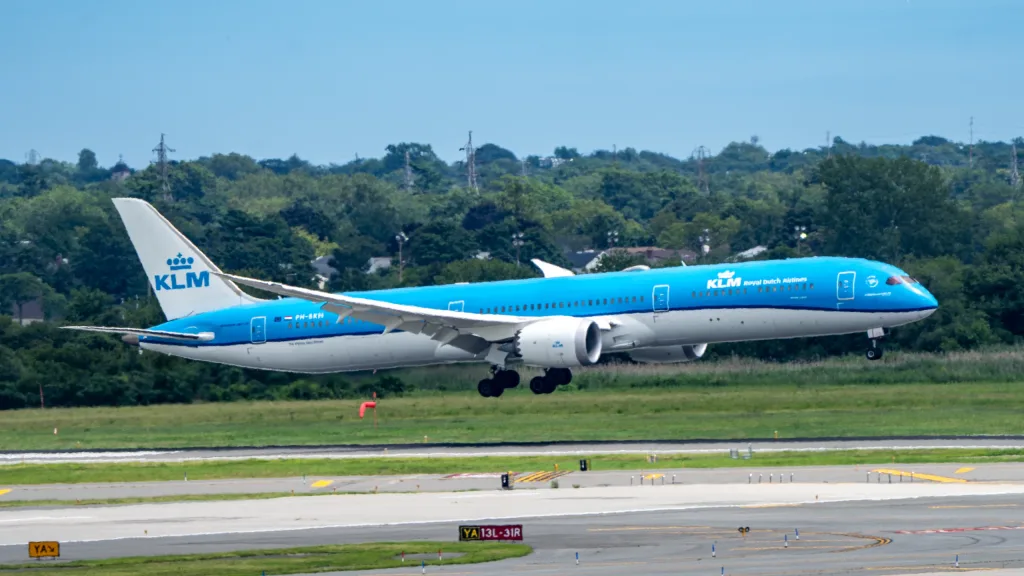 PH-BKH · Boeing 787-10 at John F. Kennedy International Airport (photo 1 of 2)