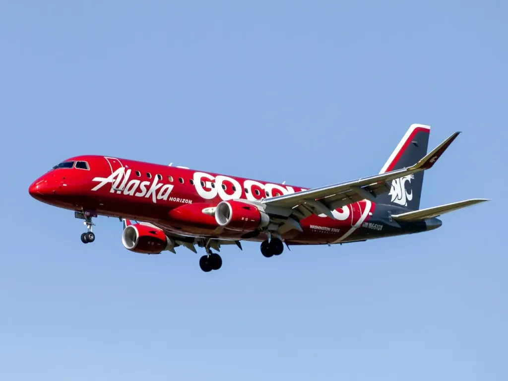 N661QX · Embraer E175 at Portland International Airport