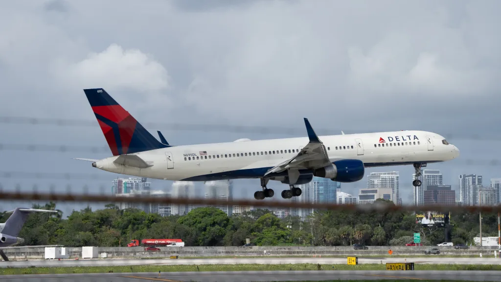 N695DL · Boeing 757-200 at Fort Lauderdale Hollywood International Airport