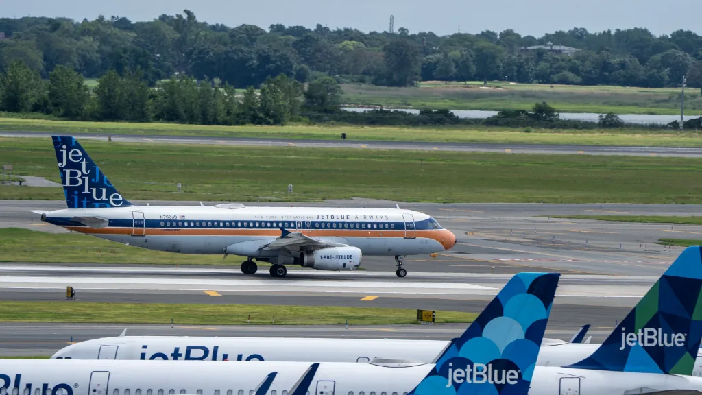 N763JB · Airbus A320 at John F. Kennedy International Airport (photo 2 of 5)