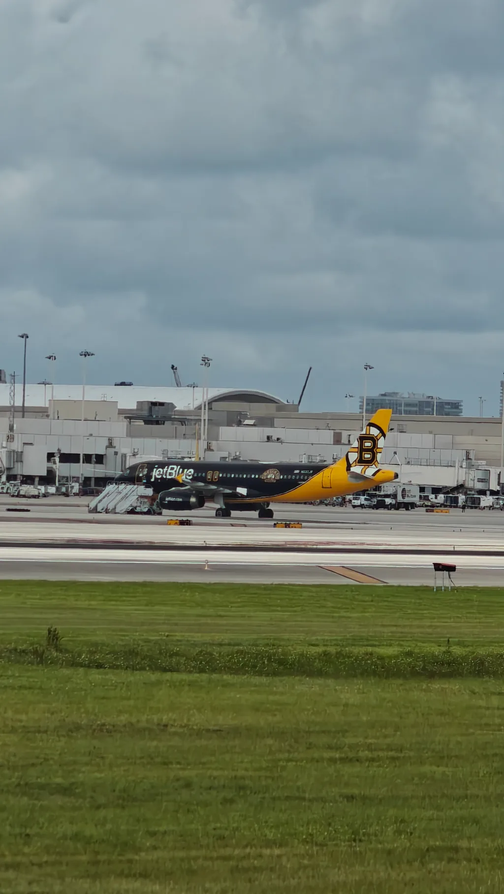 N632JB · Airbus at Fort Lauderdale Hollywood International Airport (photo 2 of 3)