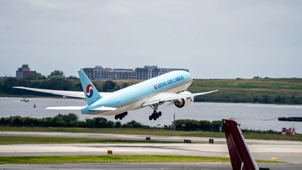 HL8005 · Boeing 777 at John F. Kennedy International Airport (photo 1 of 3)
