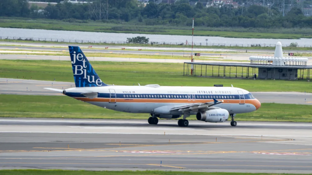 N763JB · Airbus A320 at John F. Kennedy International Airport (photo 1 of 5)