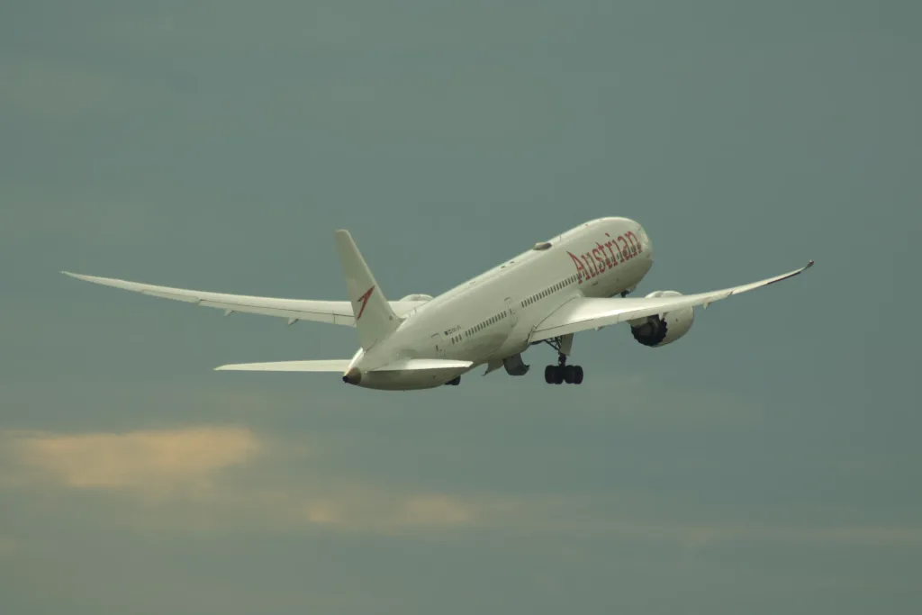 OE-LPL · Boeing 787-9 at Vienna International Airport