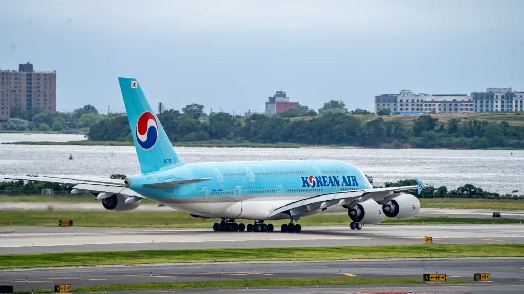 HL7621 · Airbus A380-800 at John F. Kennedy International Airport (photo 1 of 4)