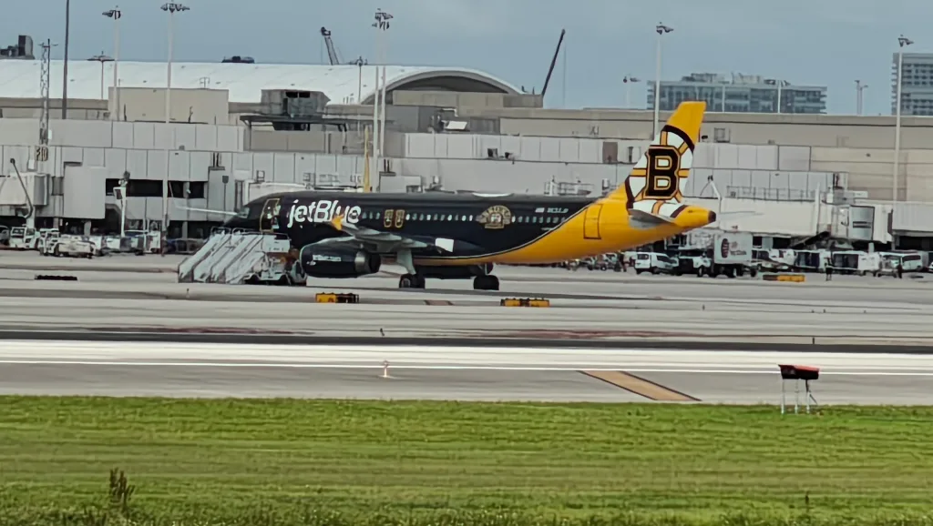 N632JB · Airbus at Fort Lauderdale Hollywood International Airport (photo 3 of 3)