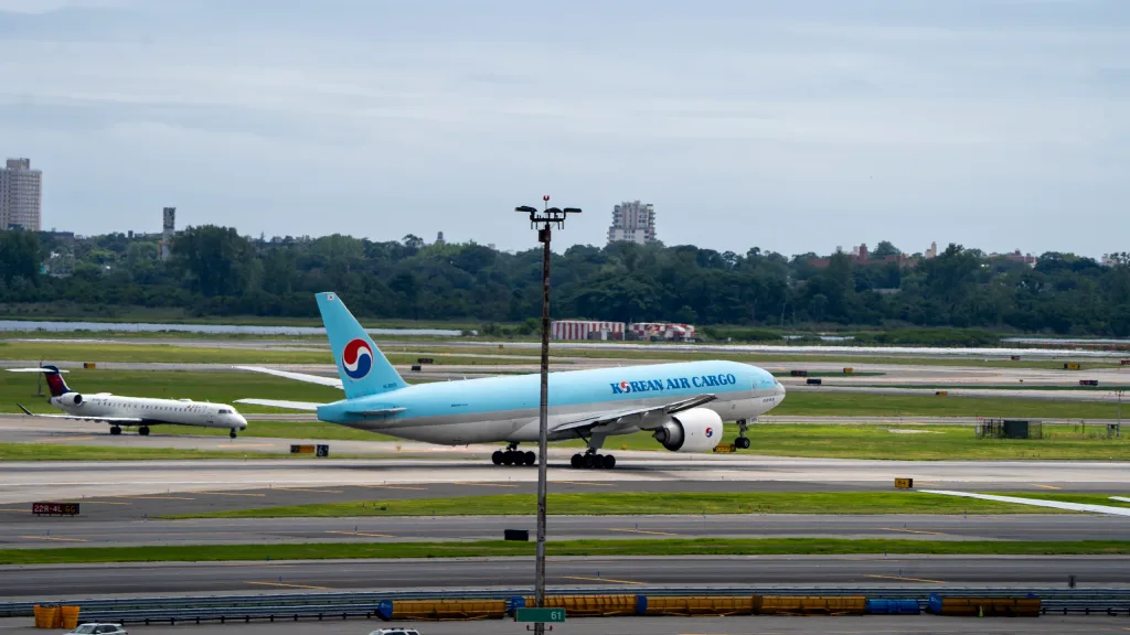 HL8005 · Boeing 777 at John F. Kennedy International Airport (photo 2 of 3)