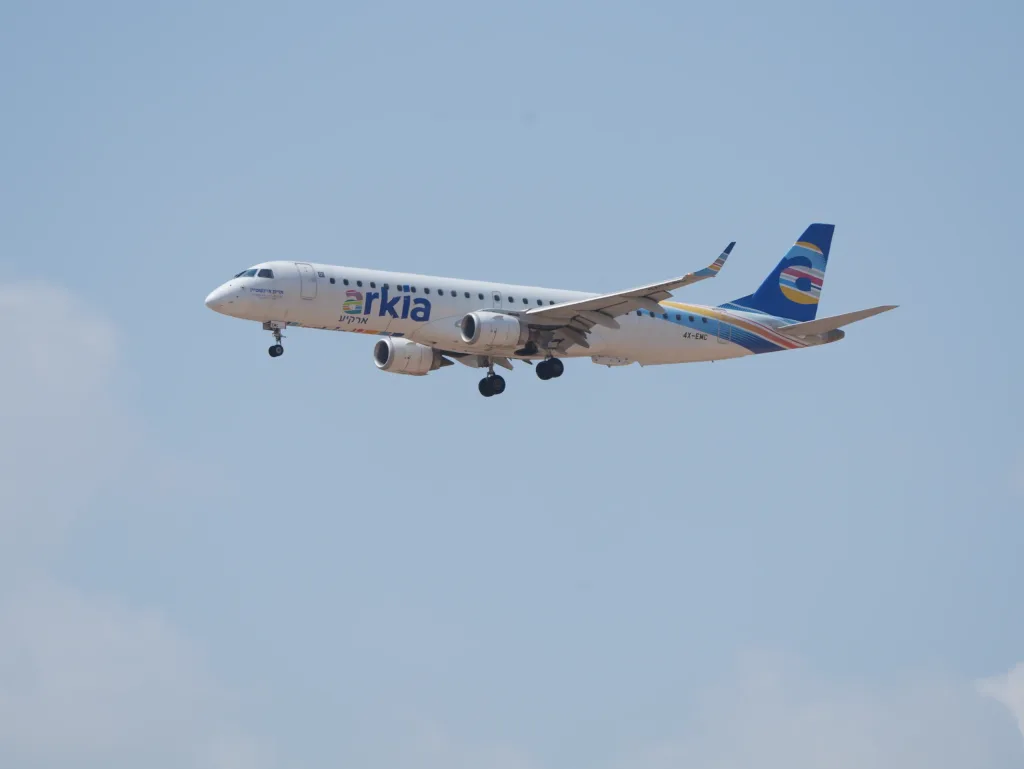 4X-EMC · Embraer E195 at Ben Gurion International Airport