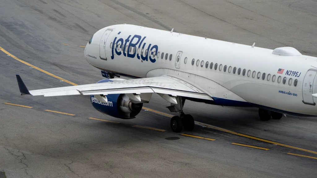 N3195J · Airbus A220-300 at John F. Kennedy International Airport (photo 2 of 2)