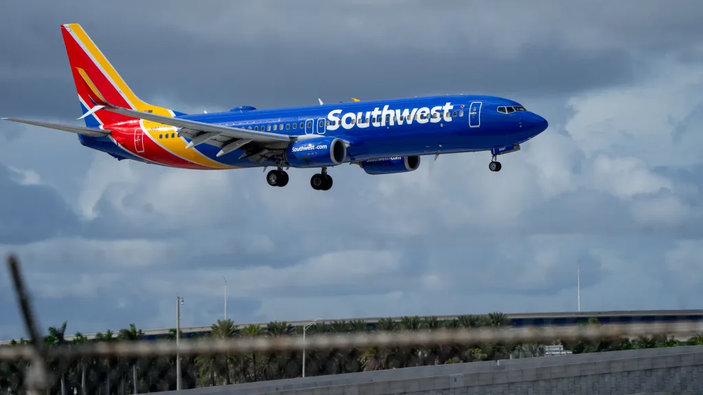 N8687A · Boeing 737-800 at Fort Lauderdale Hollywood International Airport (photo 2 of 3)