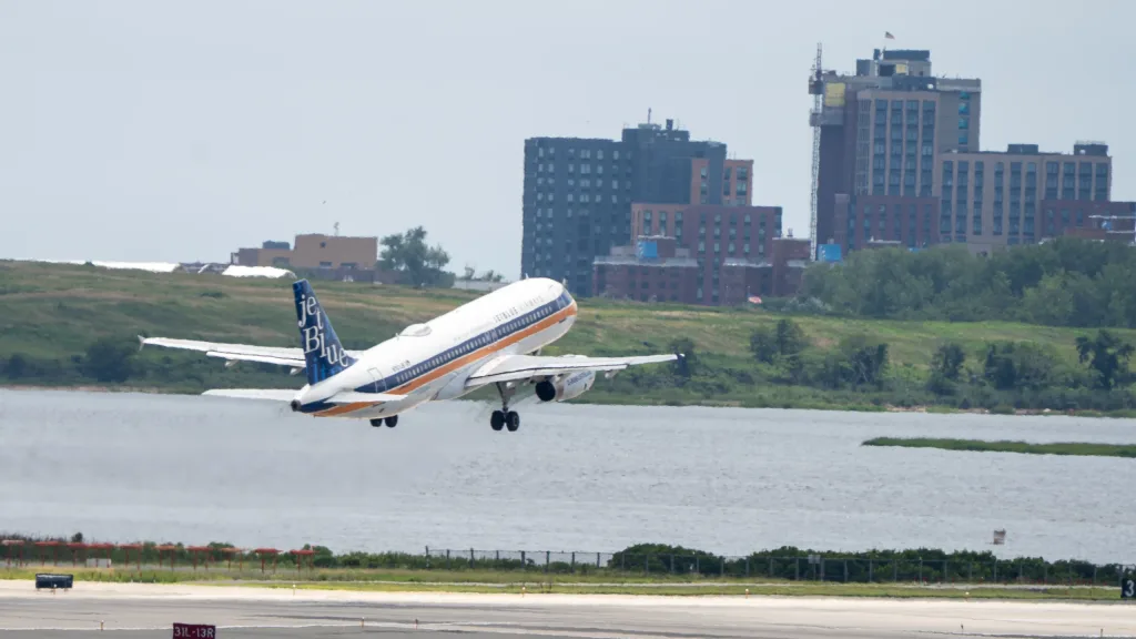 N763JB · Airbus A320 at John F. Kennedy International Airport (photo 4 of 5)