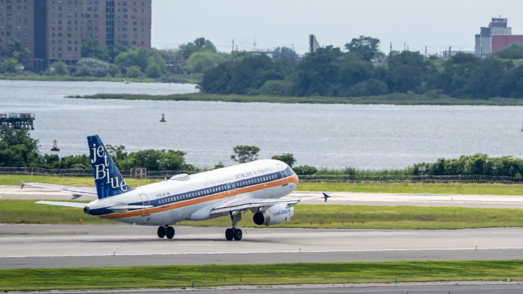 N763JB · Airbus A320 at John F. Kennedy International Airport (photo 3 of 5)