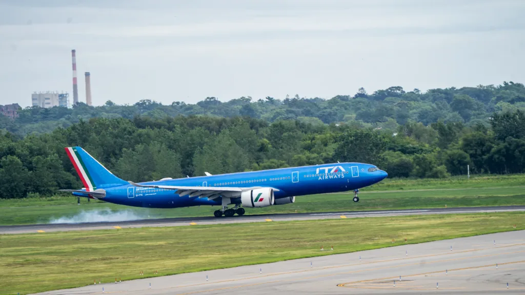 EI-TYG · Airbus A330 at John F. Kennedy International Airport (photo 1 of 2)
