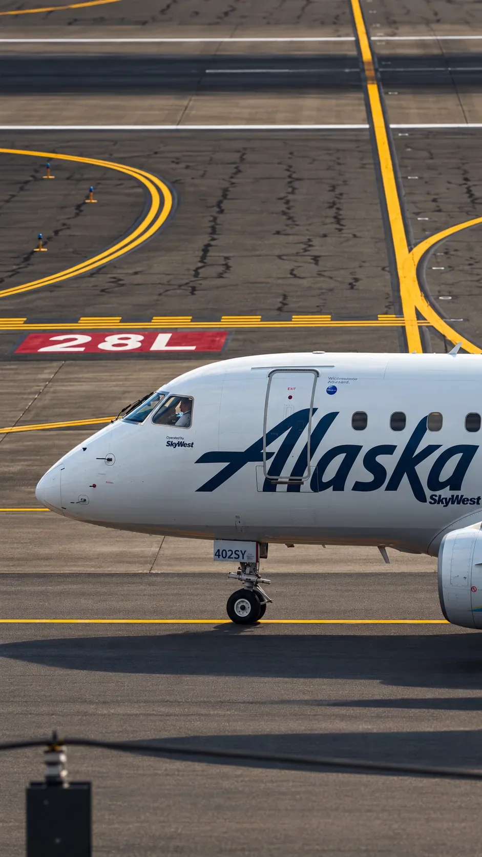 N402SY · Embraer E175 at Portland International Airport (photo 3 of 3)
