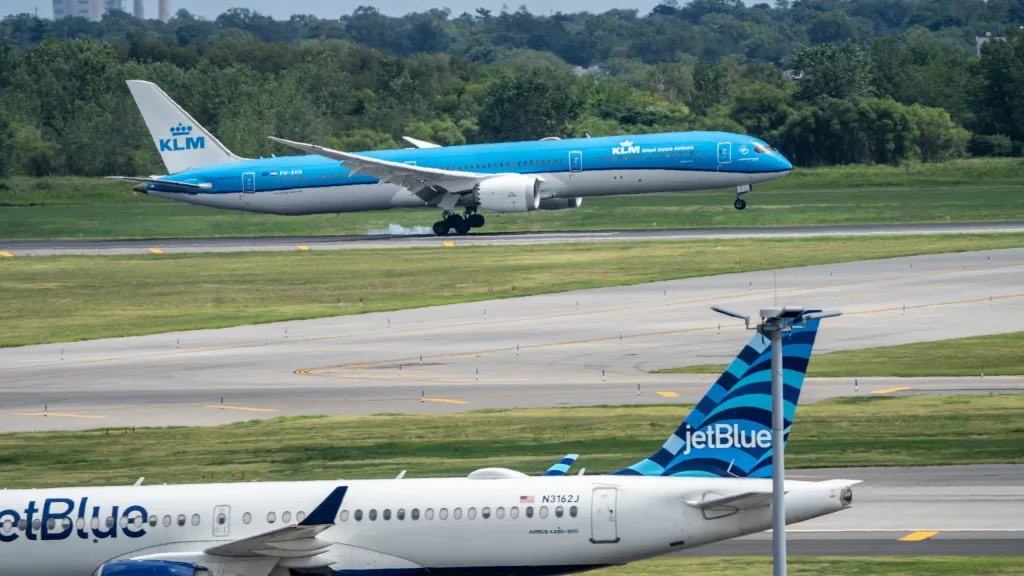 PH-BKH · Boeing 787-10 at John F. Kennedy International Airport (photo 2 of 2)