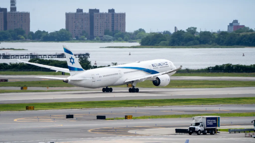 4X-EDB · Boeing 787-9 at John F. Kennedy International Airport (photo 2 of 3)