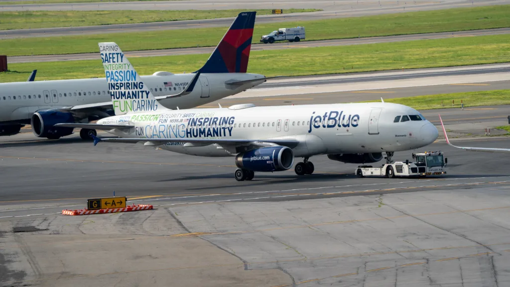 N598JB · Airbus A320 at John F. Kennedy International Airport (photo 1 of 2)