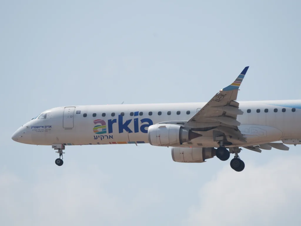 4X-EMC · Embraer E195 at Ben Gurion International Airport (photo 2 of 2)