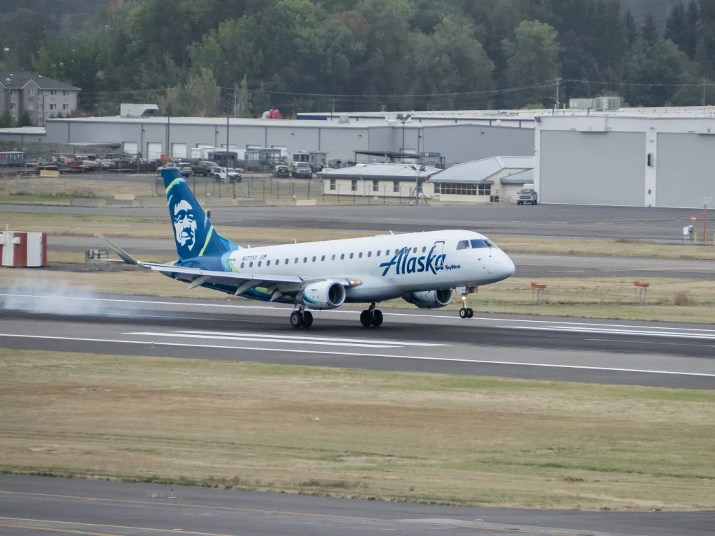 N177SY · Embraer E175 at Portland International Airport