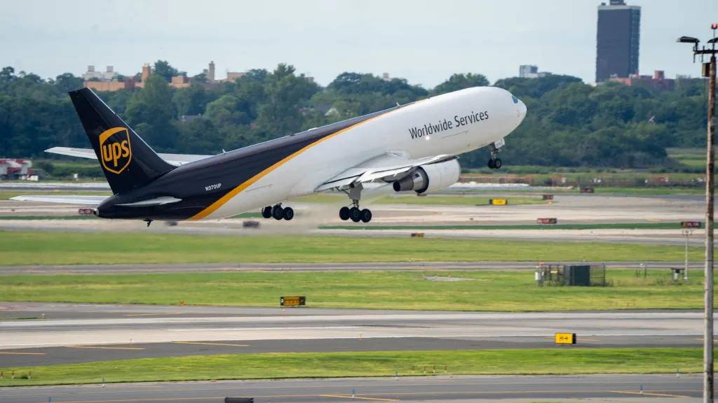 N370UP · Boeing 767-300 at John F. Kennedy International Airport (photo 2 of 2)
