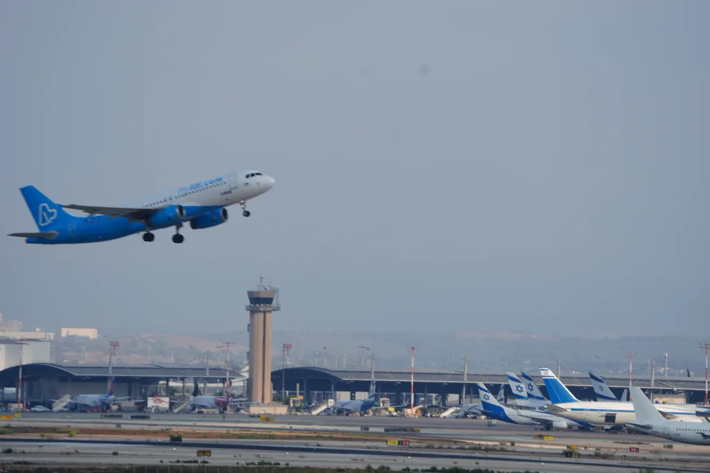 YR-LIB · Airbus A320 at Ben Gurion International Airport (photo 2 of 3)