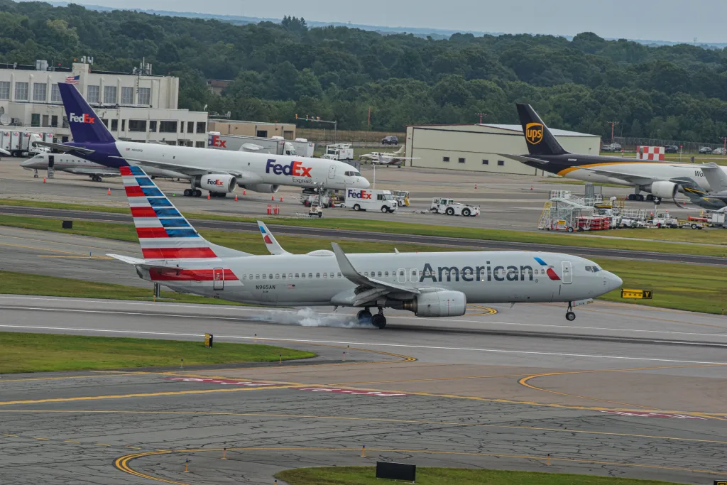 N965AN · b737 at Rhode Island T. F. Green International Airport