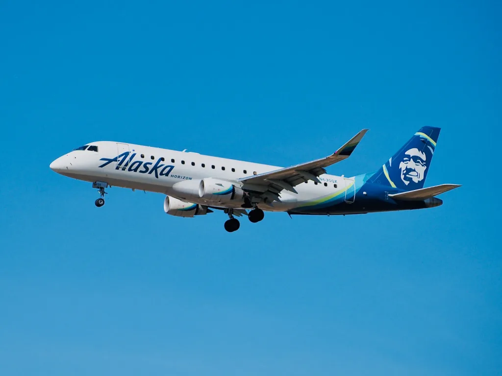 N630QX · Embraer E175 at Portland International Airport