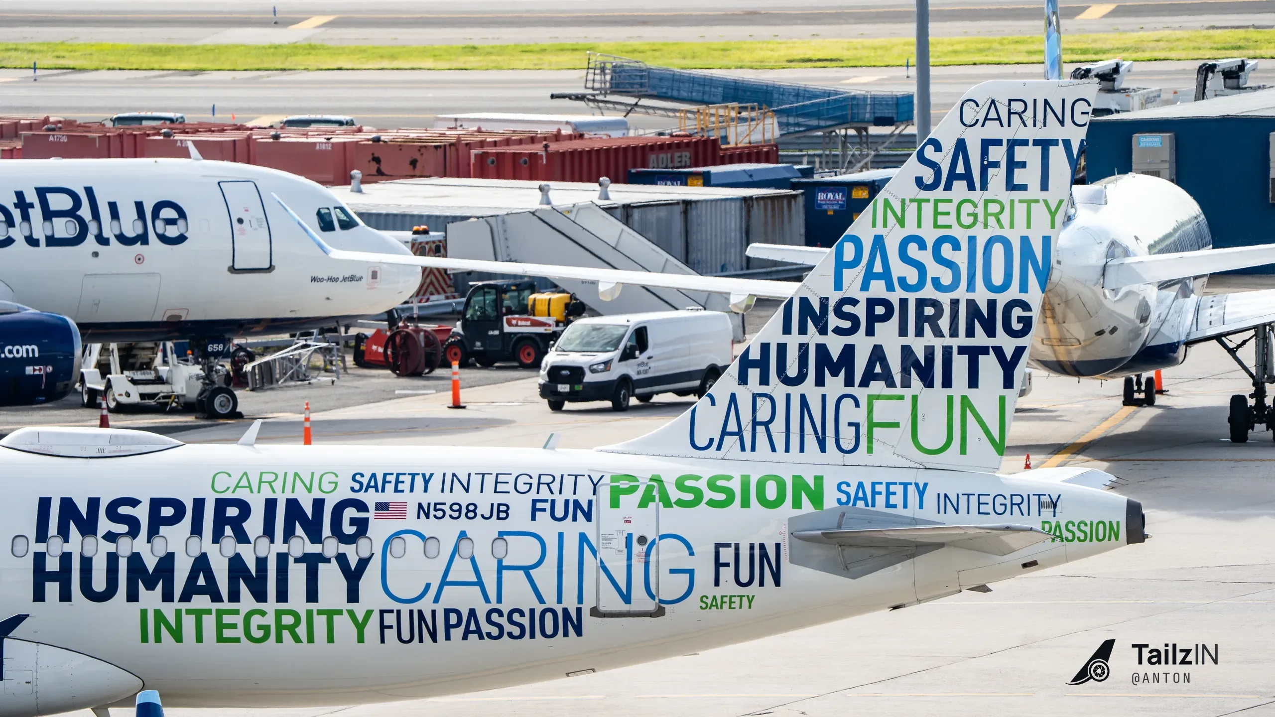 N598JB · Airbus A320 at John F. Kennedy International Airport (photo 2 of 2)