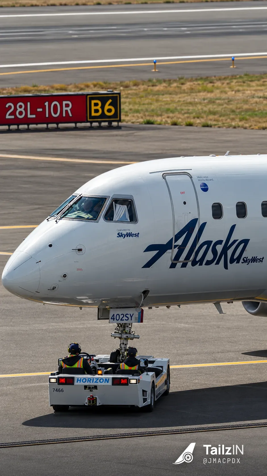 N402SY · Embraer E175 at Portland International Airport (photo 2 of 3)