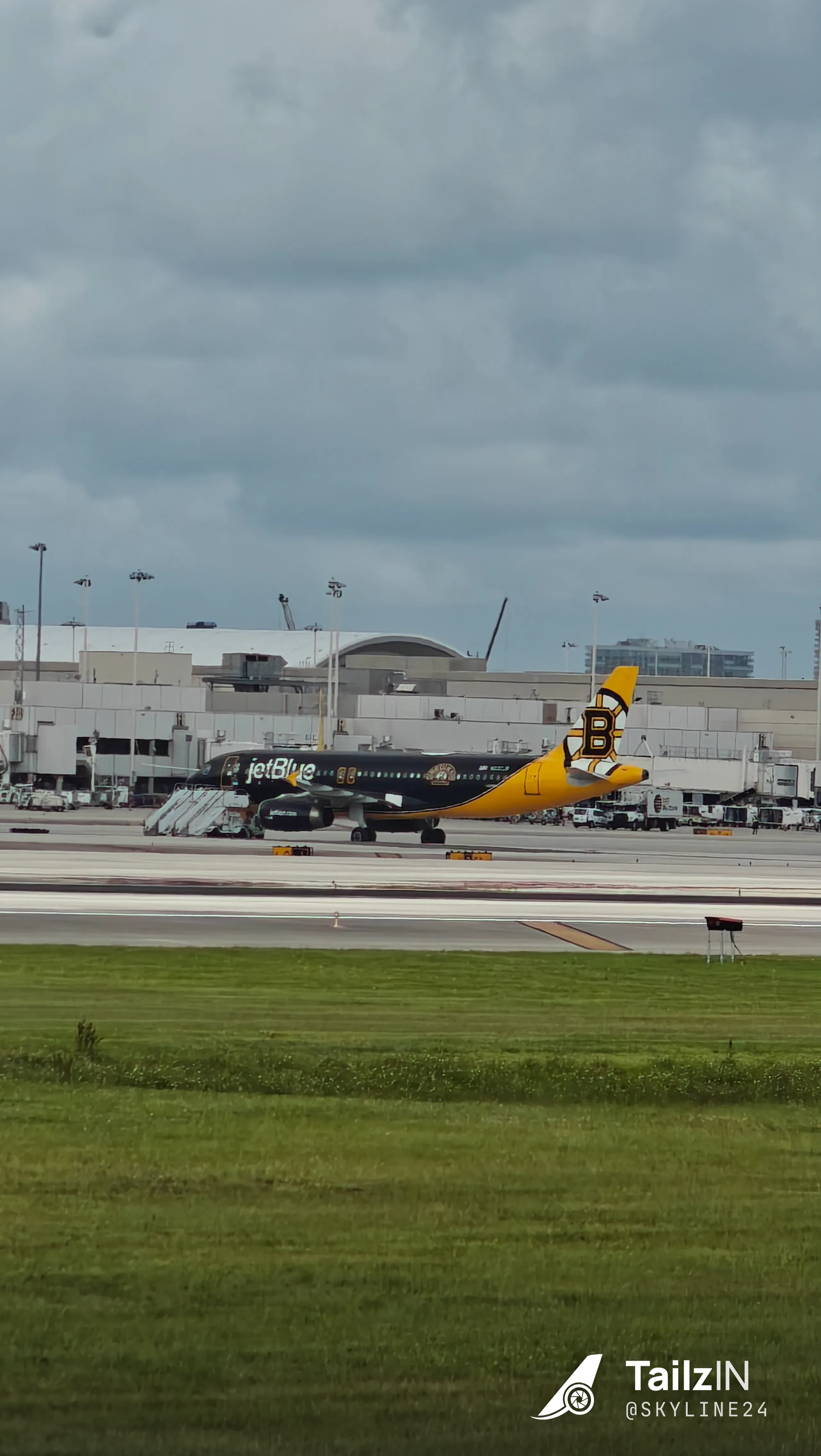N632JB · Airbus at Fort Lauderdale Hollywood International Airport (photo 2 of 3)