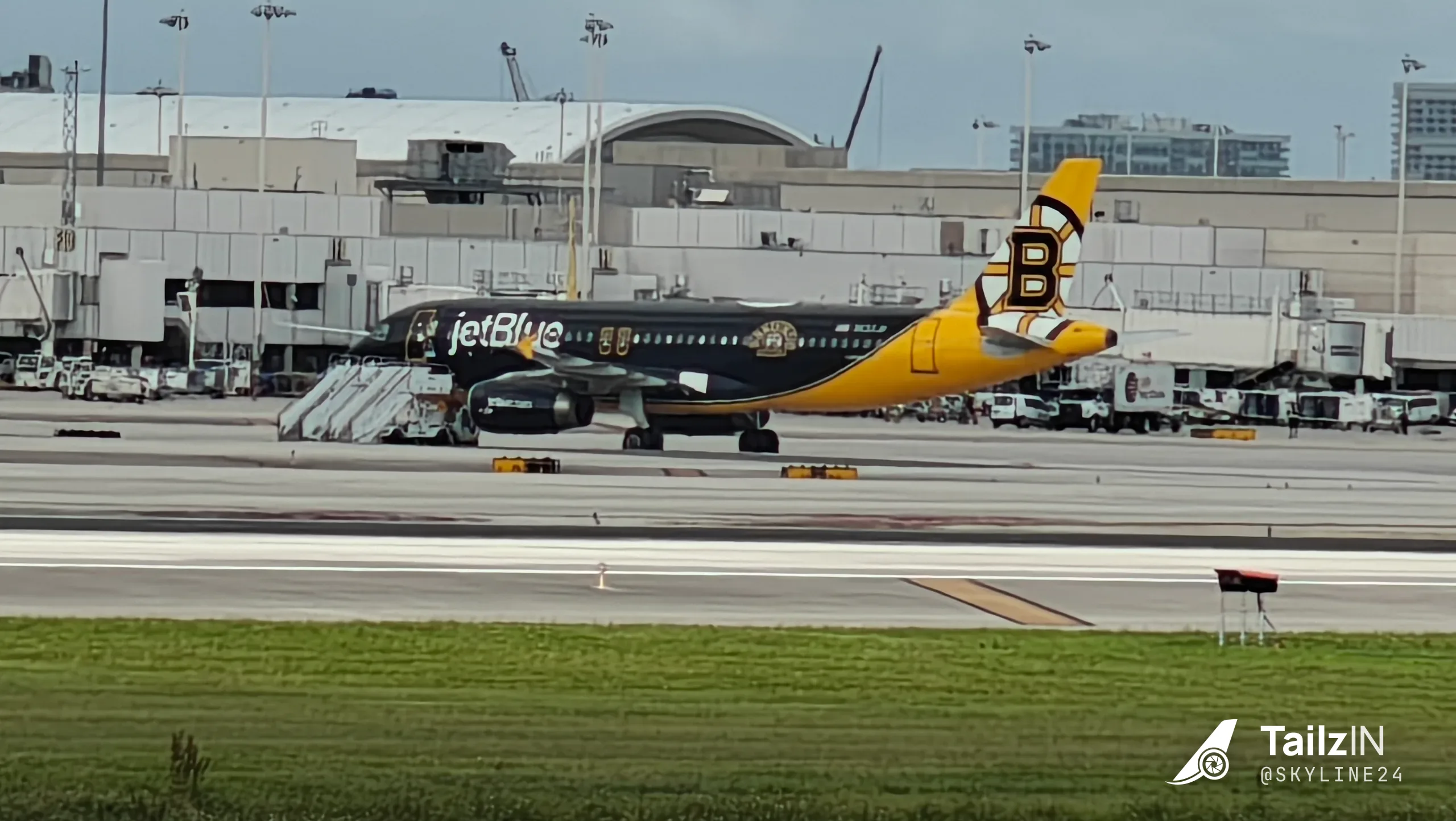 N632JB · Airbus at Fort Lauderdale Hollywood International Airport (photo 3 of 3)