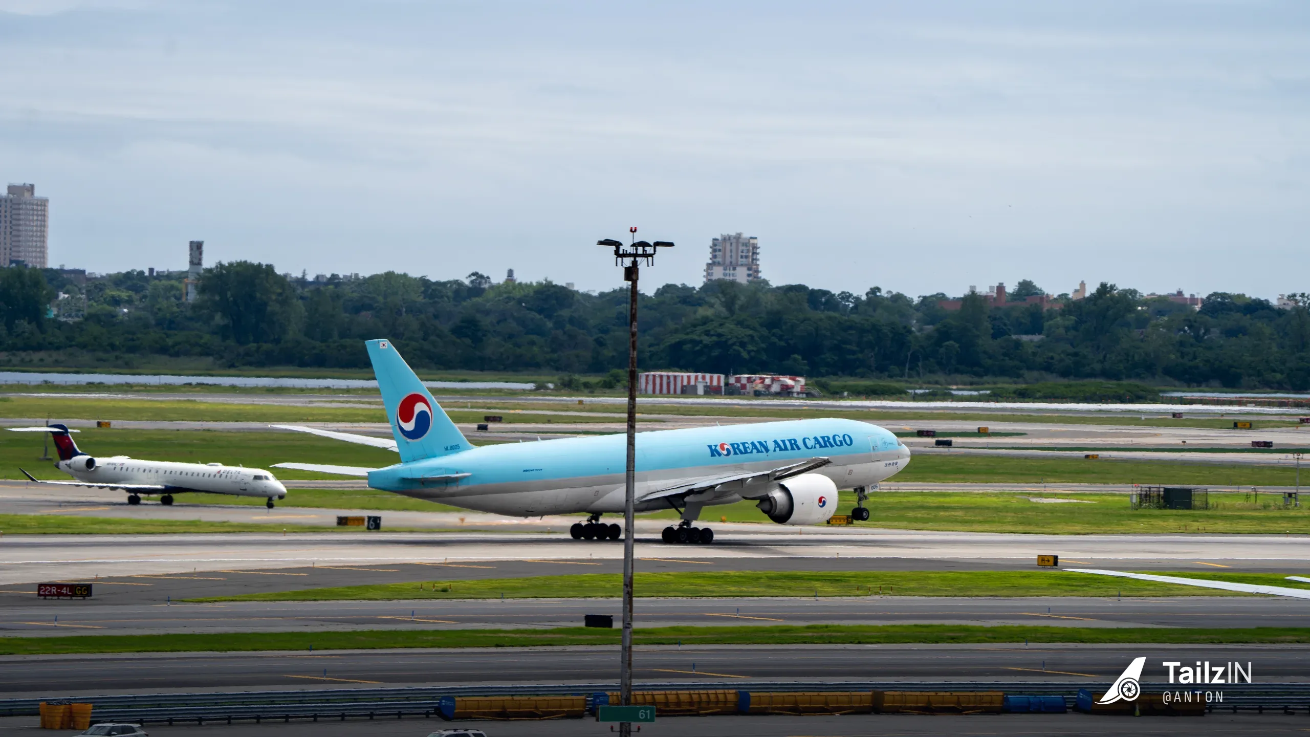 HL8005 · Boeing 777 at John F. Kennedy International Airport (photo 2 of 3)