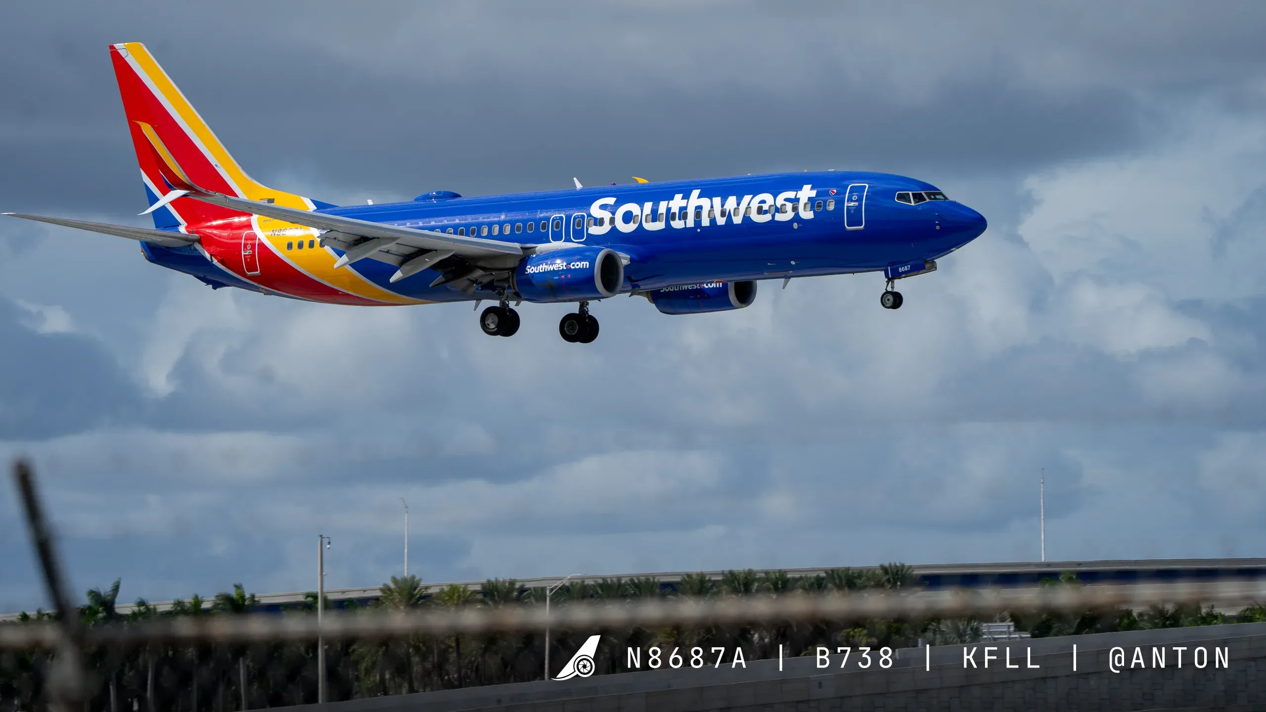 N8687A · Boeing 737-800 at Fort Lauderdale Hollywood International Airport (photo 2 of 3)