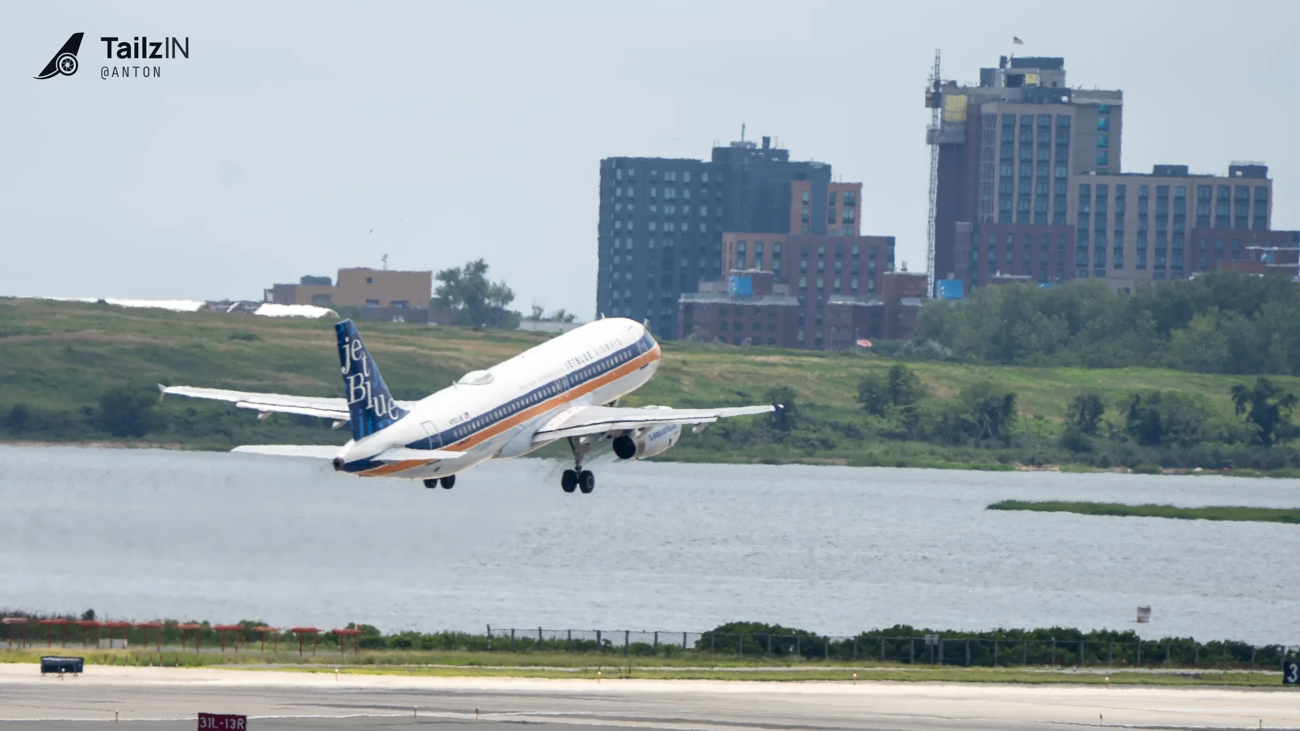N763JB · Airbus A320 at John F. Kennedy International Airport (photo 4 of 5)