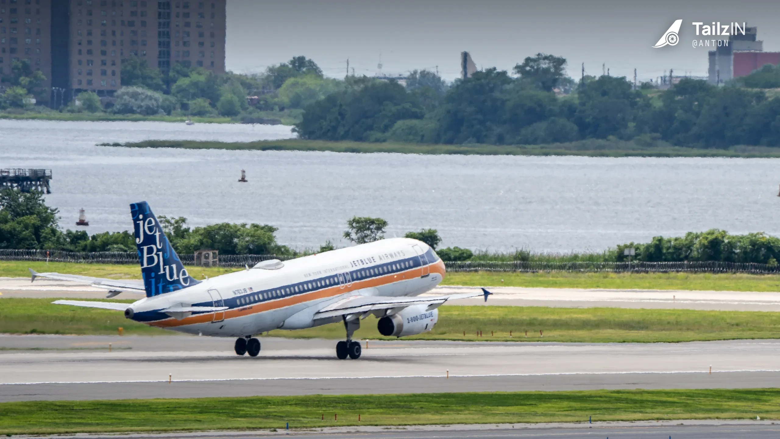 N763JB · Airbus A320 at John F. Kennedy International Airport (photo 3 of 5)