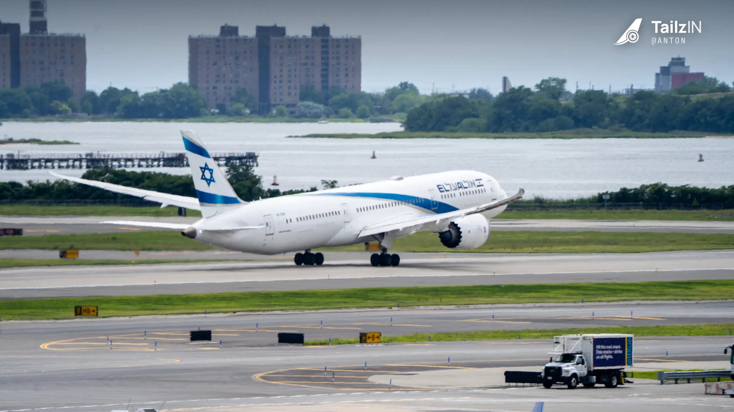 4X-EDB · Boeing 787-9 at John F. Kennedy International Airport (photo 2 of 3)