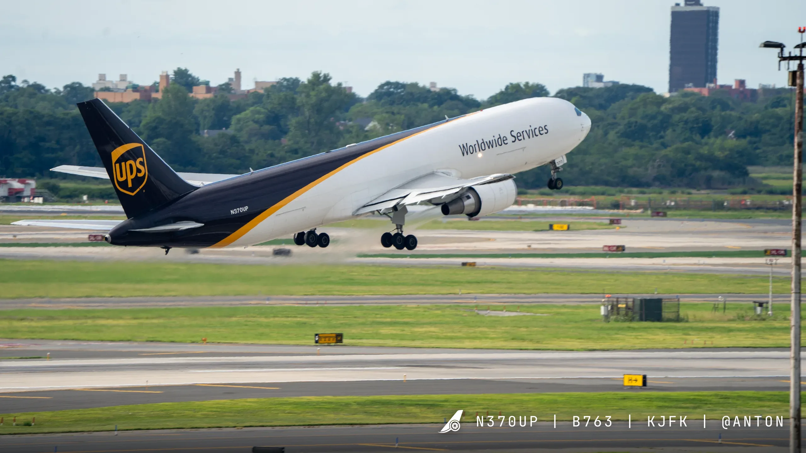 N370UP · Boeing 767-300 at John F. Kennedy International Airport (photo 2 of 2)